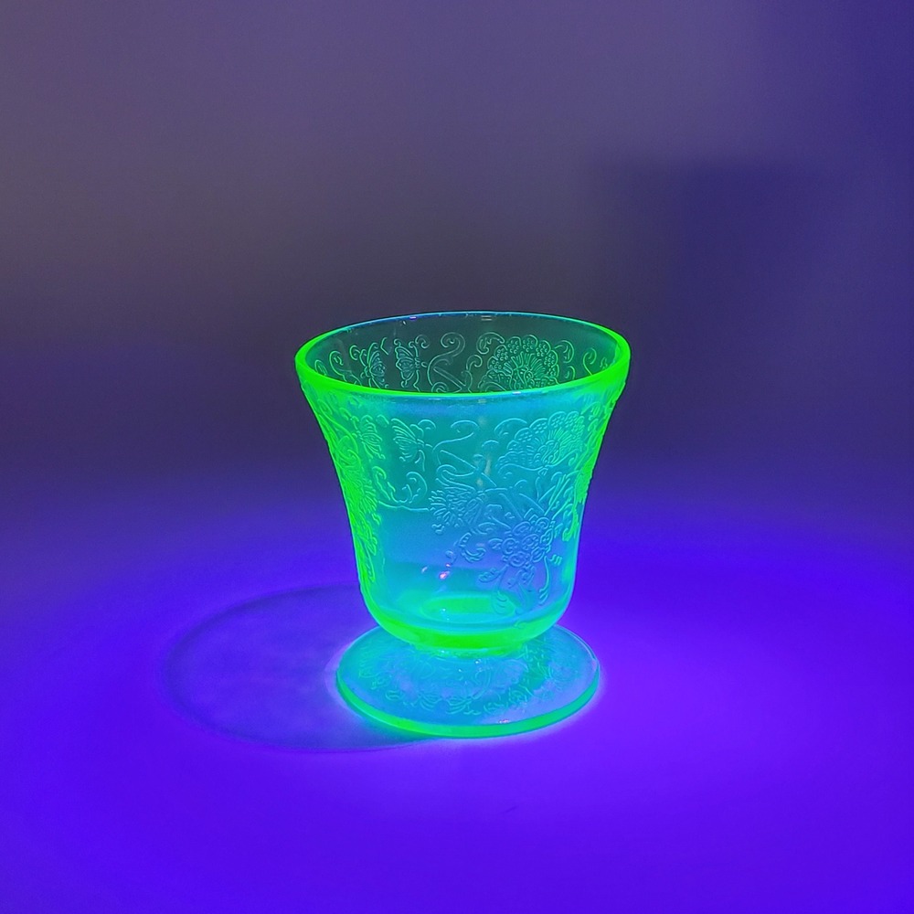 Vintage Green Uranium Glass Florentine No 1 Poppy Footed Tumbler 3.5 Inch Glows - Picture 2 of 7